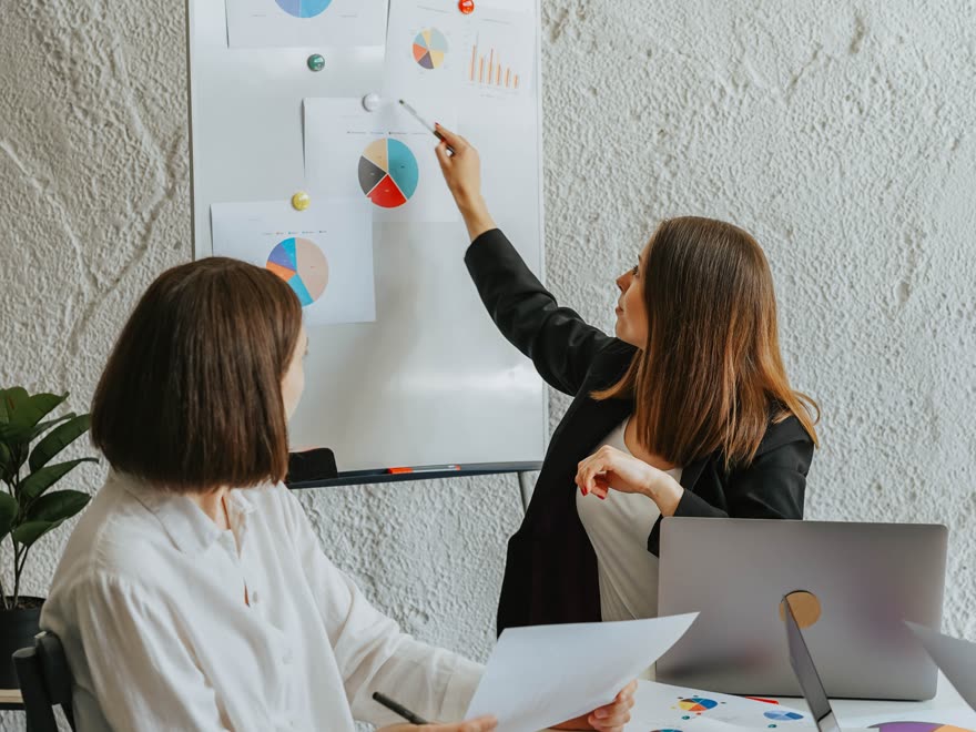 Profissional organizando ideias em um quadro com anotações.
